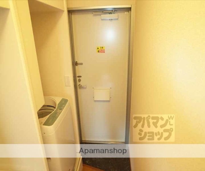 レオパレス川端御池104の玄関