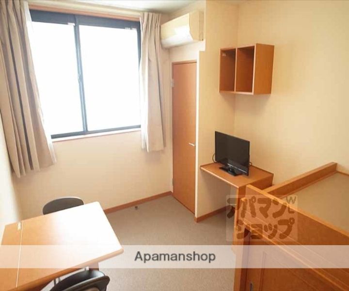 レオパレス川端御池104の居間