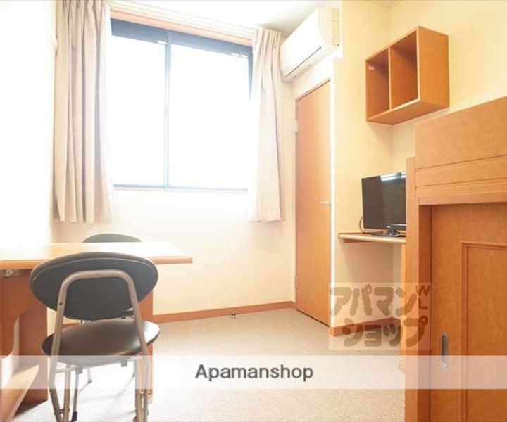 レオパレス川端御池104の居間