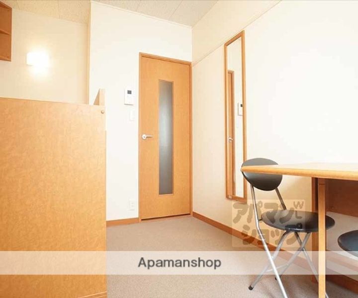 レオパレス川端御池104の居間