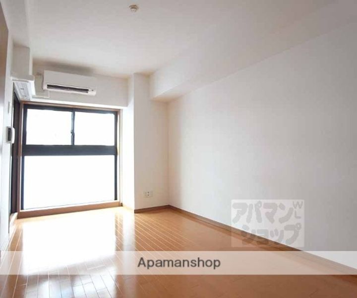 リーガル京都四条烏丸203の居間