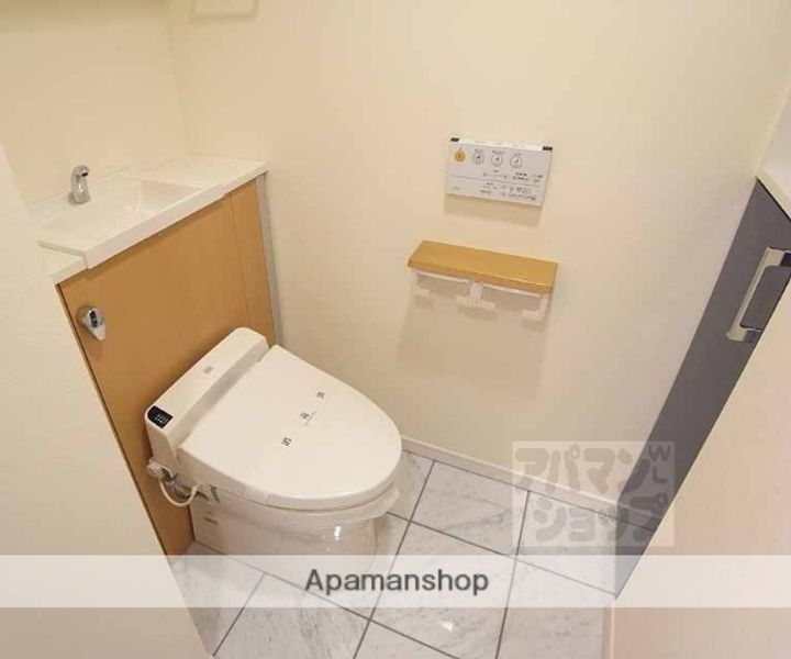 リーガル京都四条烏丸203の居間