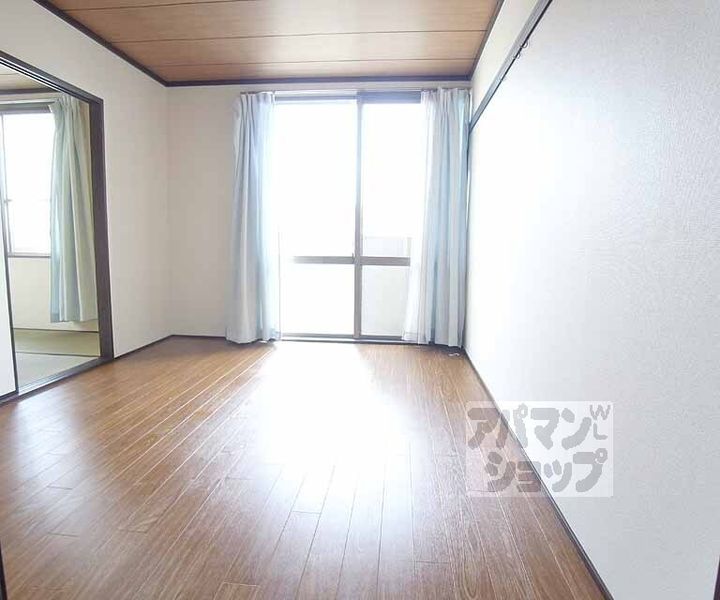 ドミール厨子奥 B棟202の居間