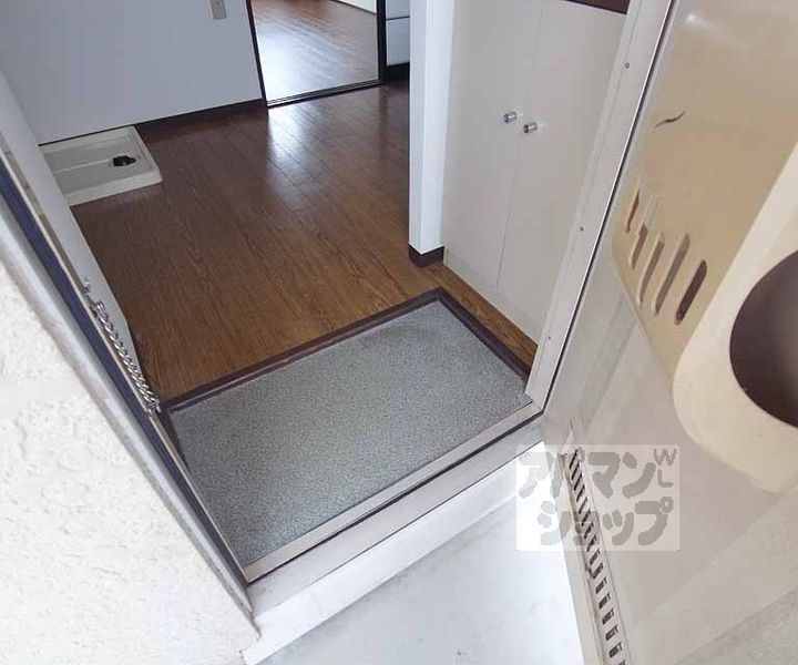 ドミール厨子奥 B棟202の玄関