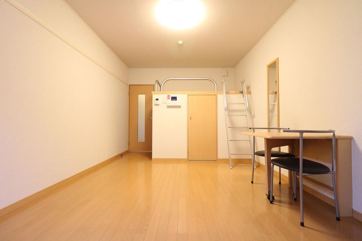 レオパレスMARUTO京田辺301の居間