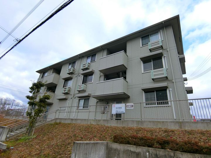 リビングタウン木津川 A棟の外観