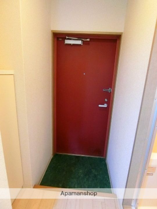 リベルテ新田辺の玄関