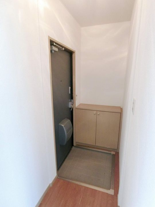 セラビ梅美台B棟103の玄関