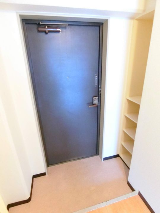 京都府京田辺市河原北口の賃貸マンションの玄関