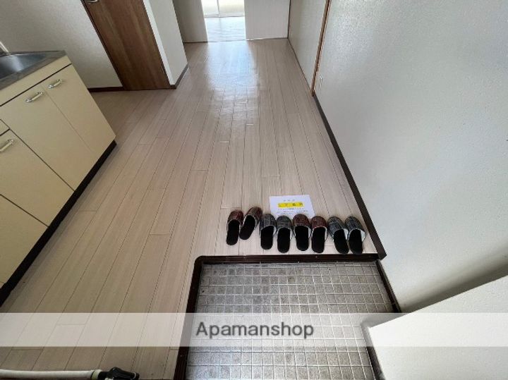 京都府京田辺市大住関屋の賃貸マンションの玄関