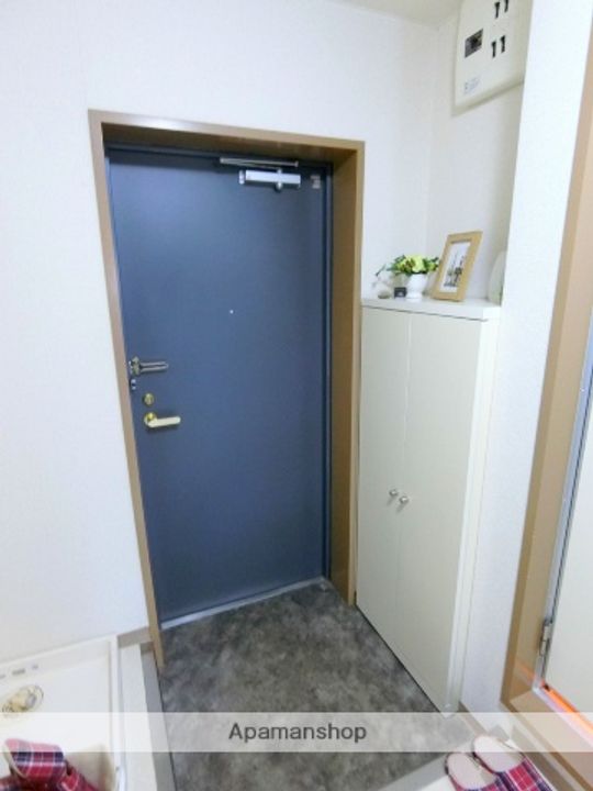 京都府京田辺市三山木垣ノ内の賃貸マンションの玄関