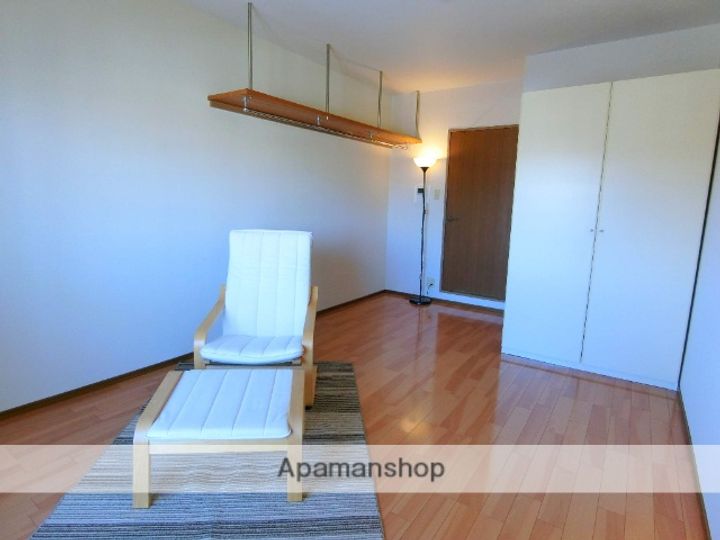 京都府京田辺市三山木垣ノ内の賃貸マンションの居間