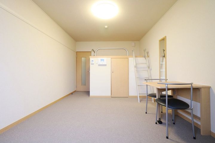 レオパレスビューテラス草内202の居間