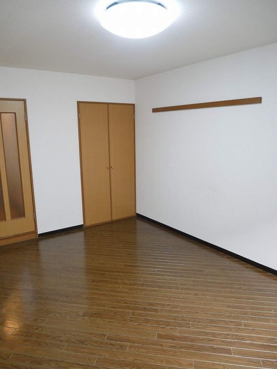 ポートハイム加茂102号室の居間