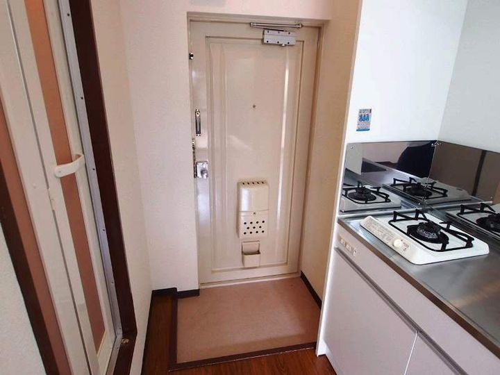 リブカントリー305号室の玄関