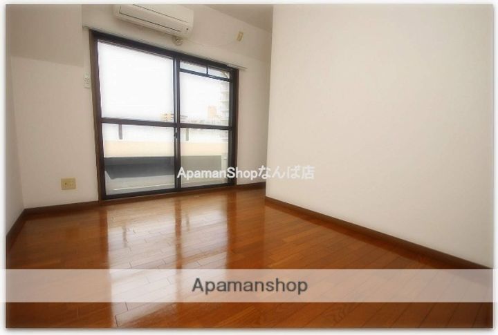 リーガル弁天町の居間