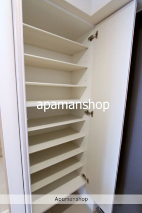 大阪府大阪市中央区高麗橋1丁目の賃貸マンションの玄関