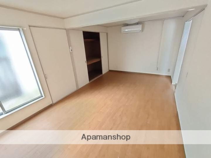 ドルフ山手の居間