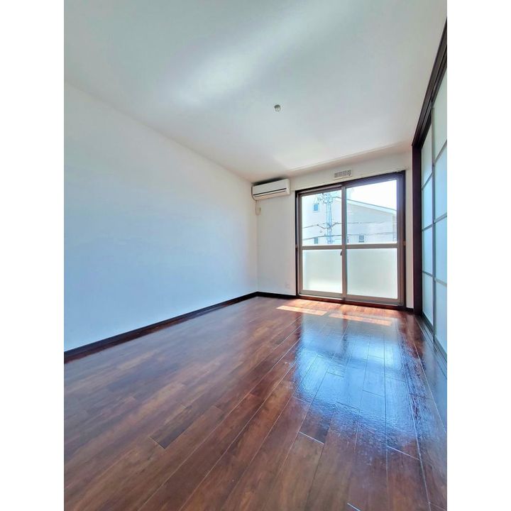 アヴェニュー暁町203号室の居間