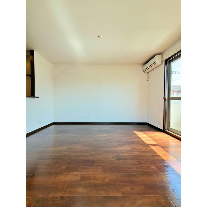 アヴェニュー暁町203号室の居間