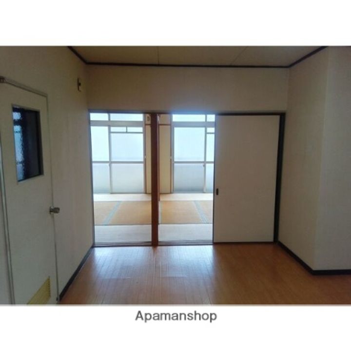 安井ビルの居間