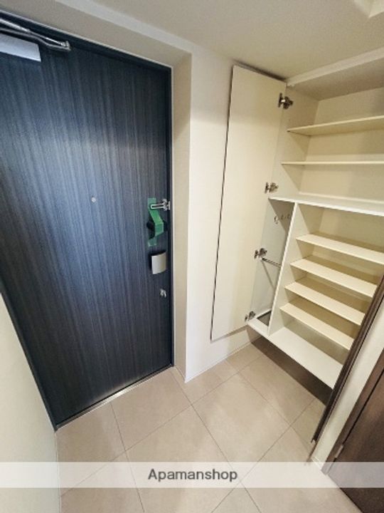 コンフォリア・リヴ新大阪西宮原ソルテラスの玄関