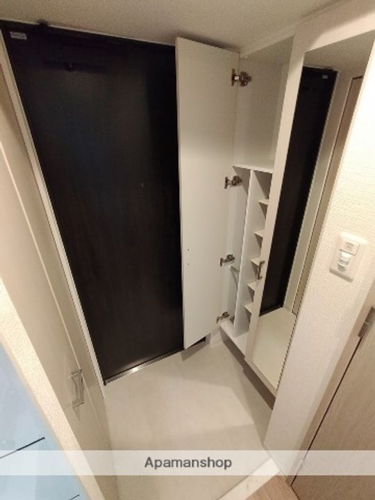 エスリード新大阪ザ・プレミアEASTの玄関