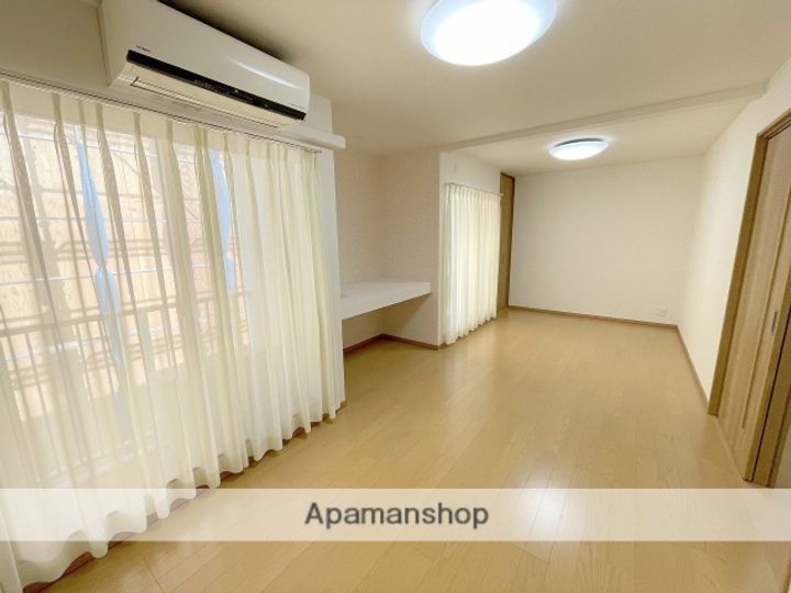 大阪府堺市堺区西湊町1丁の賃貸アパートの居間