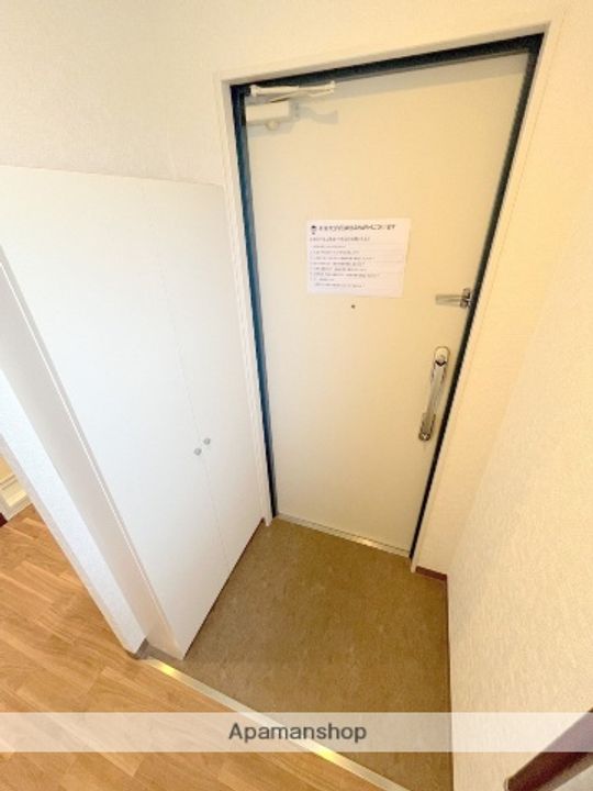 大阪府堺市西区鳳中町9丁の賃貸マンションの玄関