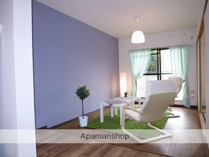 シャルル岩出102の居間