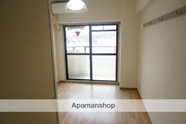 大阪府寝屋川市初町の賃貸マンションの居間