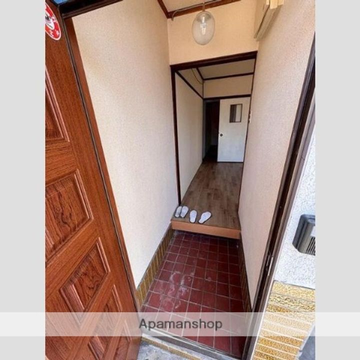 大阪府寝屋川市下神田町(一戸建)の賃貸物件の玄関