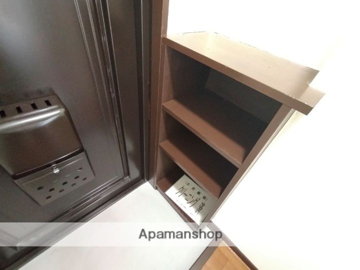 大阪府東大阪市小若江4丁目の賃貸マンションの玄関