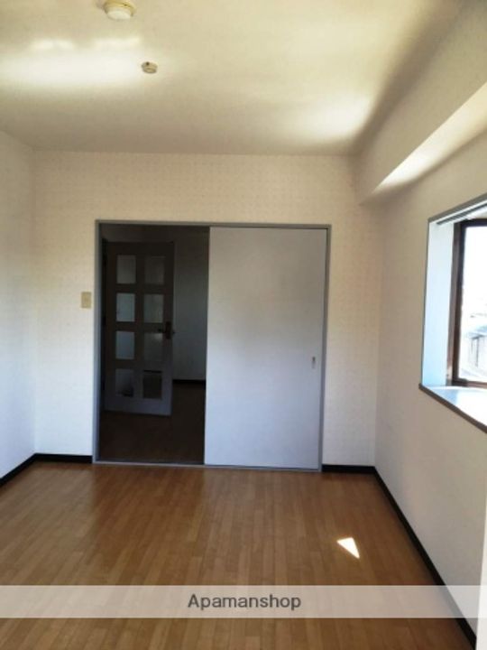 735柳ビルの居間