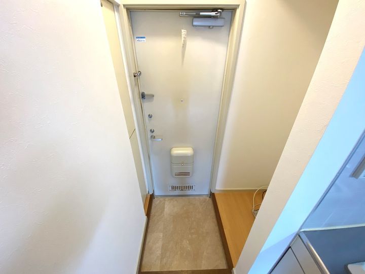 大阪府東大阪市中小阪2丁目の賃貸アパートの玄関