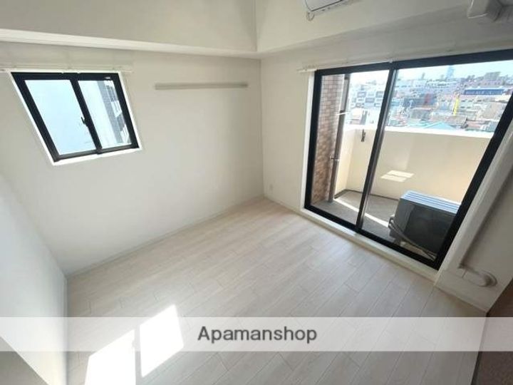 大阪府東大阪市岸田堂南町の賃貸マンションの居間