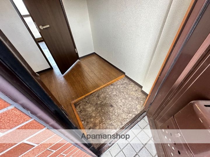 大阪府東大阪市南四条町の賃貸マンションの玄関