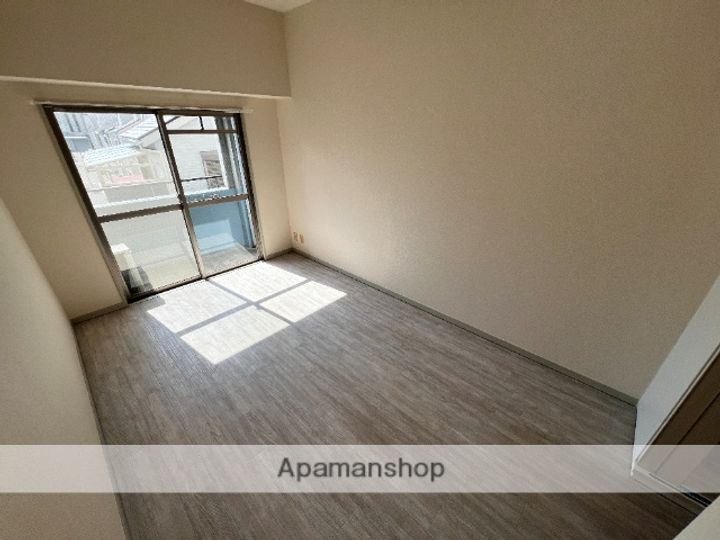 ノアーズアーク長田21の居間