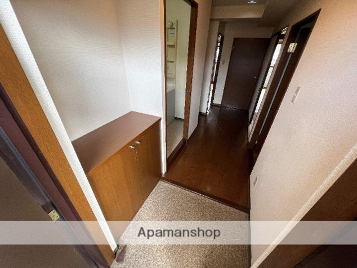 大阪府東大阪市吉田7丁目の賃貸マンションの玄関