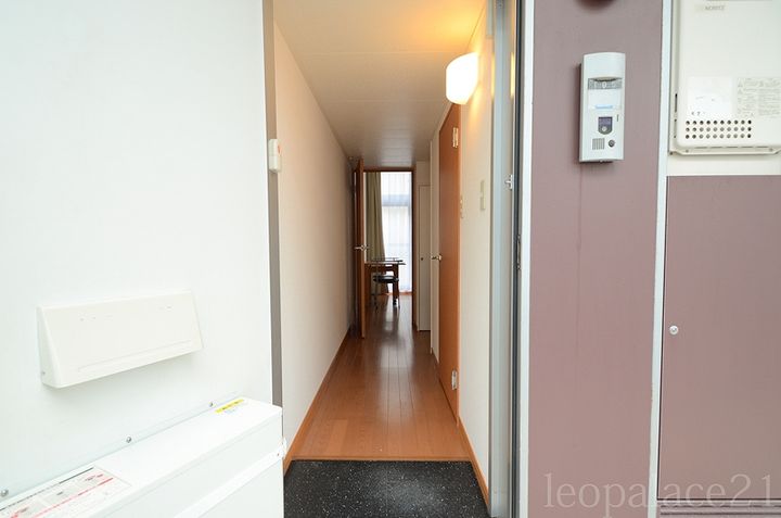 レオパレスハイツ・リバートンの玄関