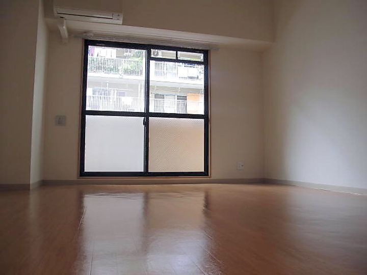 大阪府東大阪市西岩田3丁目の賃貸マンションの居間