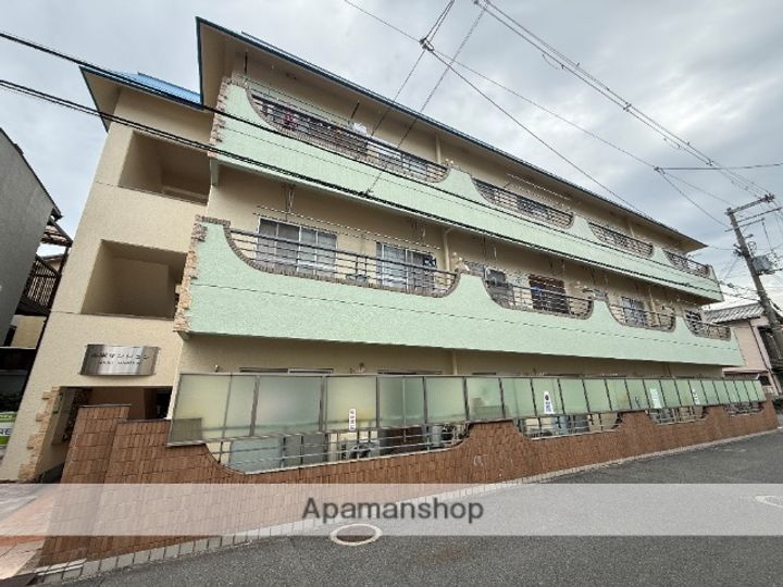 秀栄マンションの外観