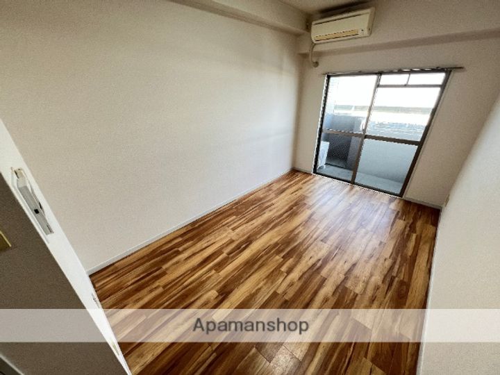 ノアーズアーク長田21の居間