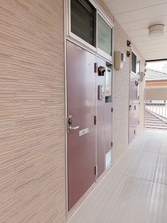 レオパレスブランシュヴァルⅢ202の玄関