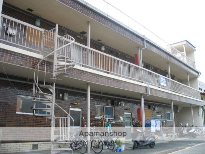 神本マンションの外観