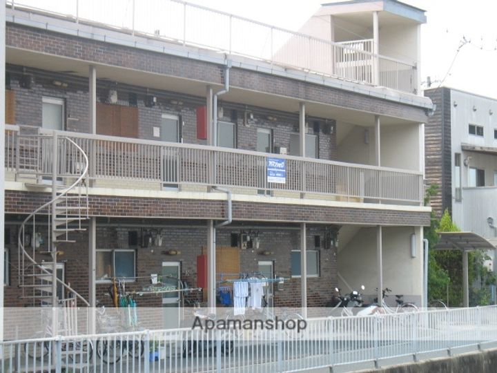 神本マンションの外観