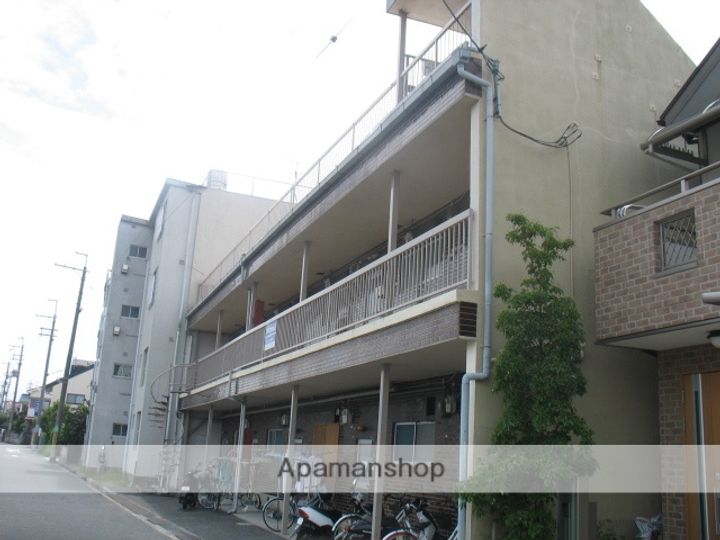 神本マンションの外観