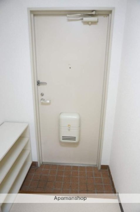 大阪府高槻市宮田町3丁目の賃貸マンションの玄関