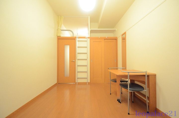 レオパレス南平台の居間