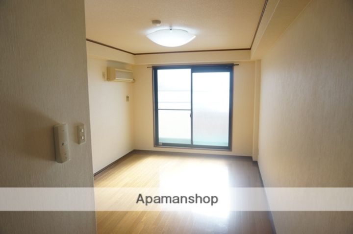大阪府高槻市氷室町1丁目の賃貸マンションの居間